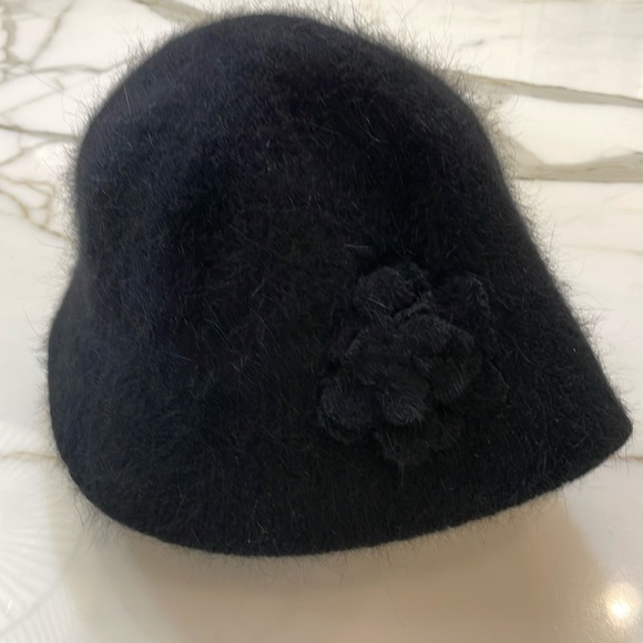 Vintage 80% Angora Blend Black Hat—Flower Detail—BEAUTIFUL!!  Warm—Great Cond!! - Picture 1 of 5